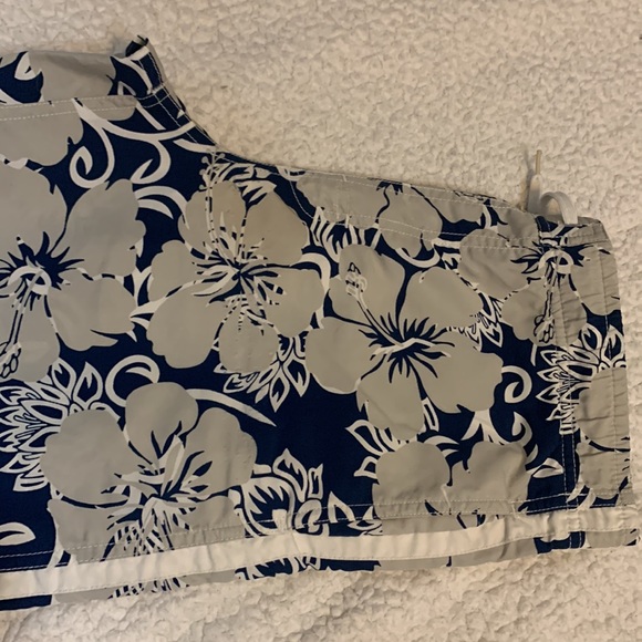 Tropical trunks - Picture 4 of 4